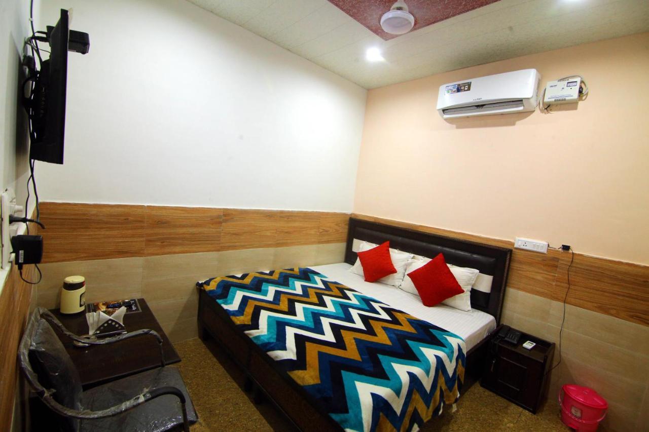 Hotel Amron45 Chandīgarh Екстериор снимка