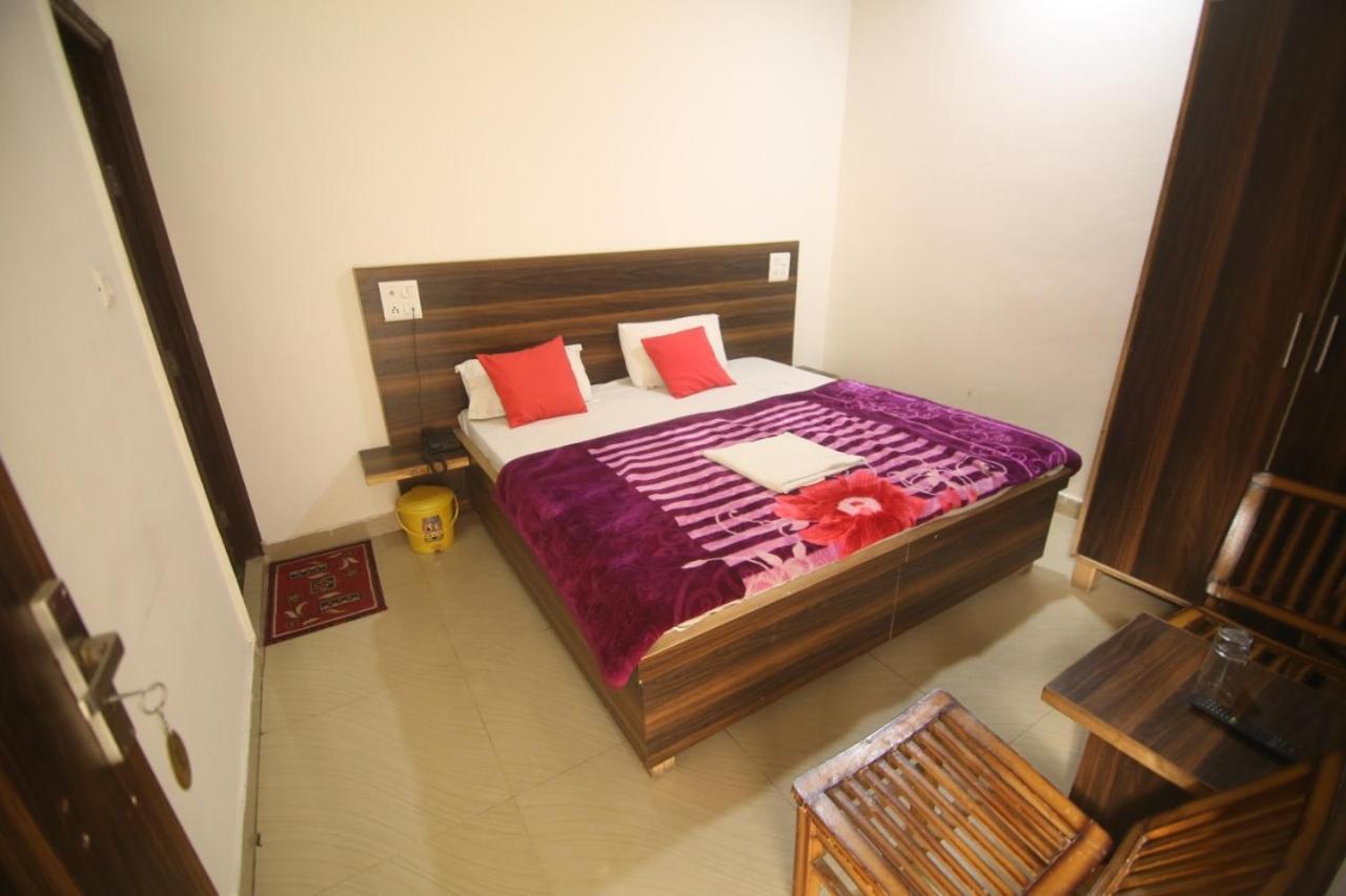 Hotel Amron45 Chandīgarh Екстериор снимка