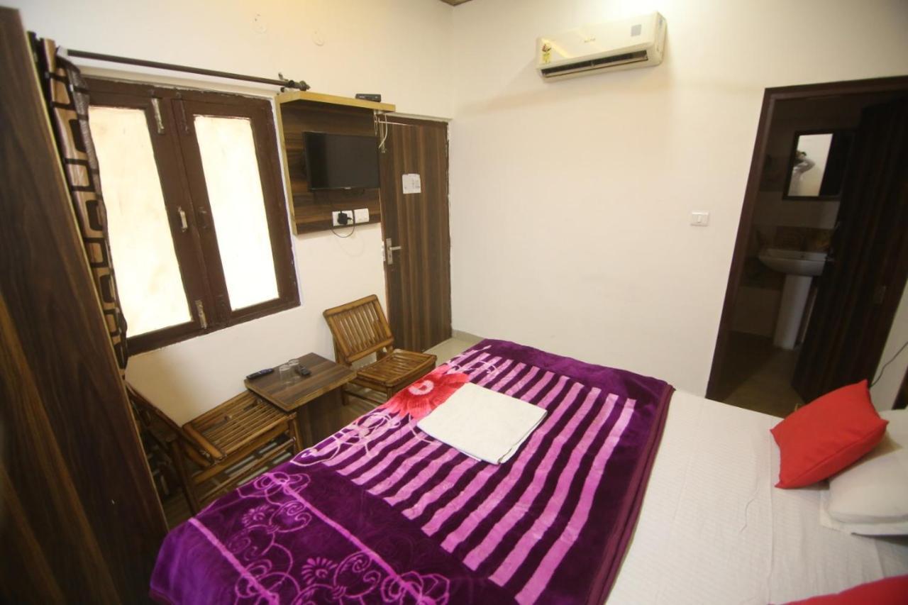 Hotel Amron45 Chandīgarh Екстериор снимка