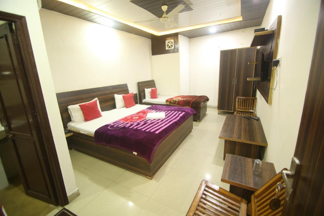 Hotel Amron45 Chandīgarh Екстериор снимка
